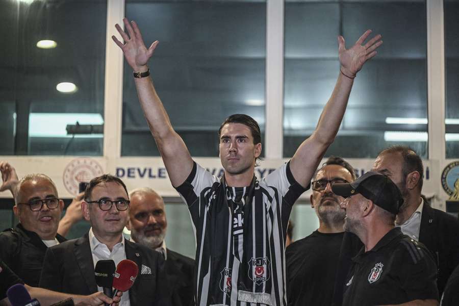 Vlahovic was welcomed by Besiktas fans in Istanbul Vlahovic was welcomed by Besiktas fans in Istanbul