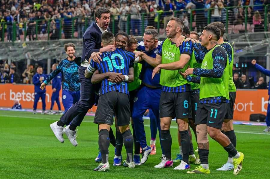 Cristi Chivu sărbătorește alături de jucătorii lui Inter