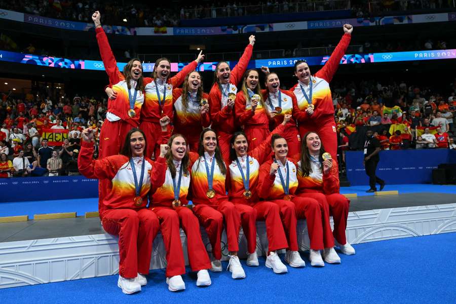 Las jugadoras de España celebran el oro en waterpolo femenino