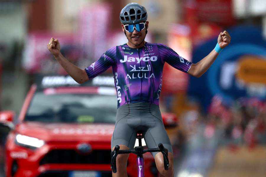 Luke Plapp levanta los brazos al ganar la octava etapa en el Giro de Italia