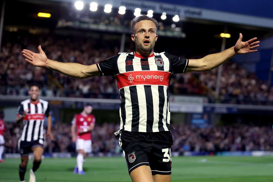 Charles Vernam celebra haber adelantado al Grimsby frente al Man Utd