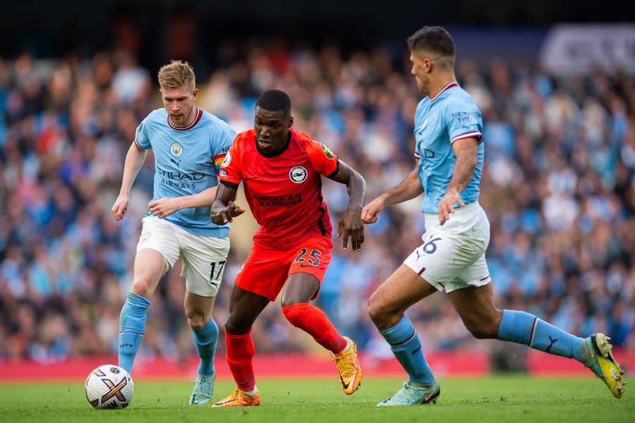 Caicedo in duel met Manchester City's Kevin de Bruyne en Rodri op 22 oktober 2022