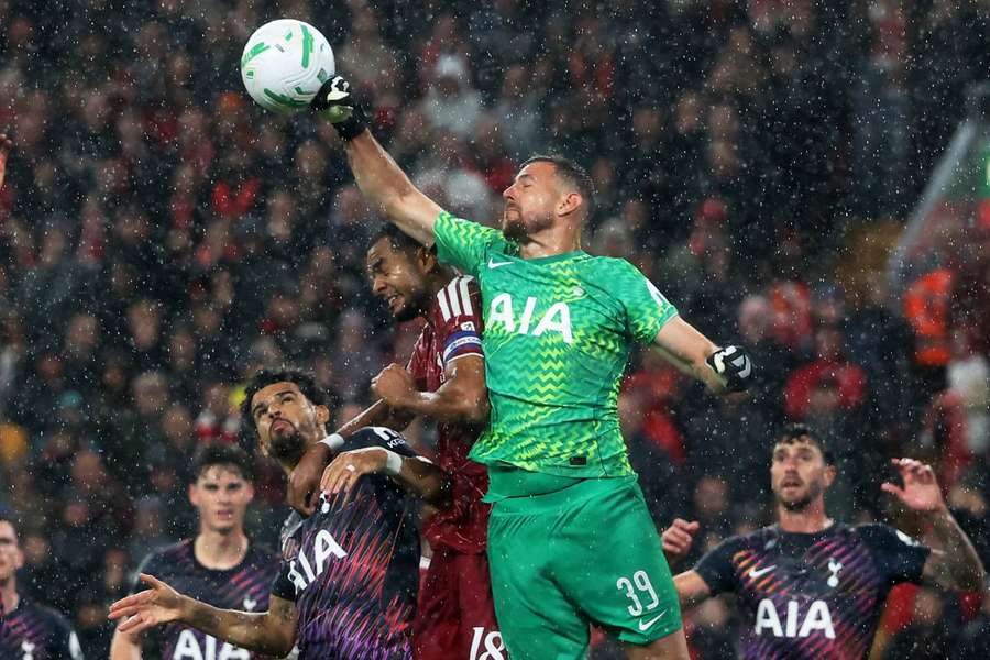 Martin Dúbravka nahradil v bráně Spurs Antonína Kinského.