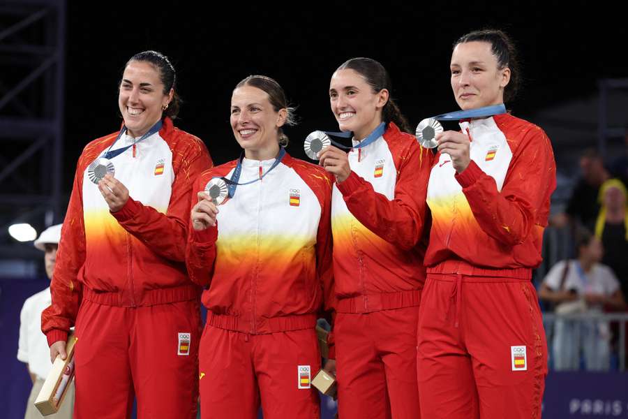 Las jugadoras de España tras conseguir la plata en el 3x3 femenino en París 2024 Las jugadoras de España tras conseguir la plata en el 3x3 femenino en París 2024