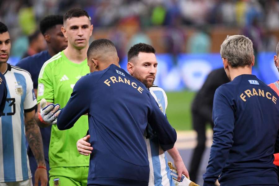 Lionel Messi přijímá gratulace od spoluhráče z PSG Kyliana Mbappého