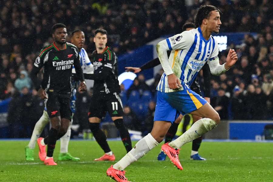 Nwaneri znów trafia, ale Arsenal gubi punkty w deszczowym Brighton
