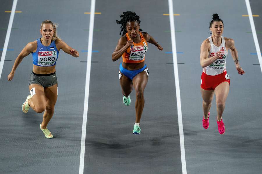  Oilme Voro, N’Ketia Seedo, Magdalena Stefanowicz in actie op 60 meter op de tweede dag van het EK atletiek indoor in Turkije