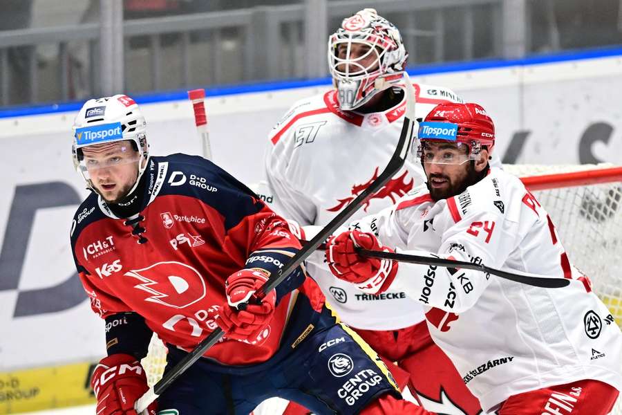 Pyrochta (vpravo) si sjednává pořádek před vlastní brankou. Pyrochta (vpravo) si sjednává pořádek před vlastní brankou.