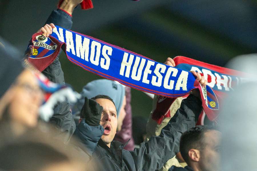 Aficionados del Huesca animan a los suyos