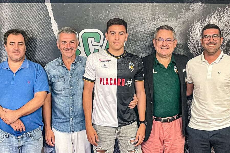 Facundo Cáseres já com a camisola do Farense