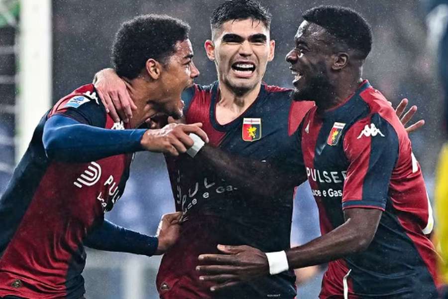 A festa dos jogadores do Génova diante do Monza