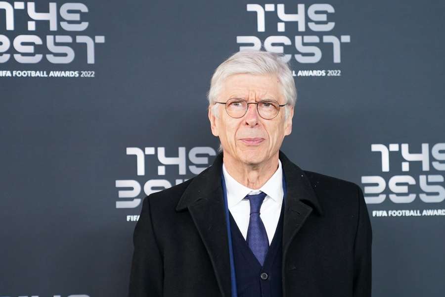 Arsene Wenger tror sin engelske hjerteklub. Arsene Wenger tror sin engelske hjerteklub.