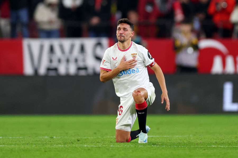 Jesús Navas, de rodillas en su despedida