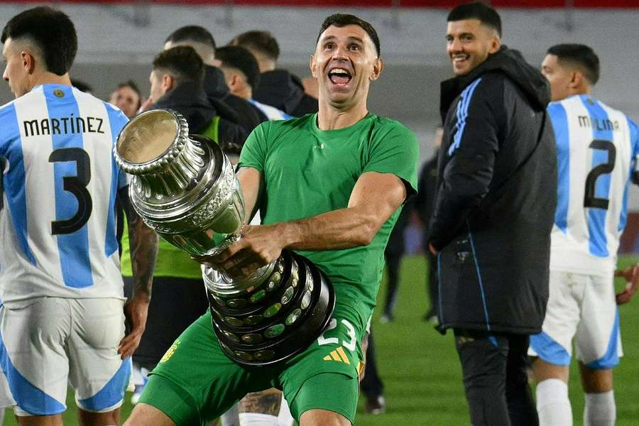 Le gardien argentin Emiliano Martínez s'est excusé pour ses gestes offensants lundi. 