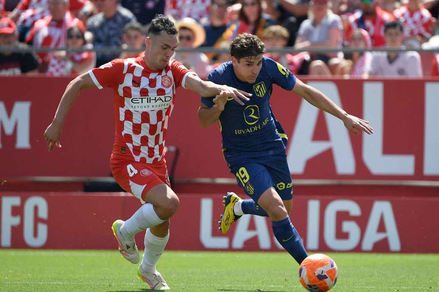 Arnau disputa un balón con Julián Álvarez