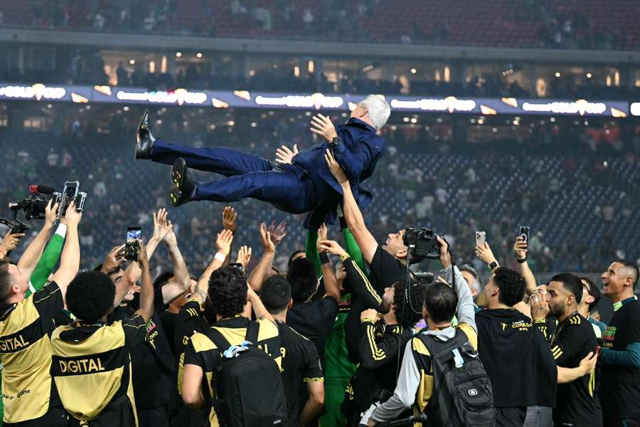 Aguirre, manteado tras la conquista de la Copa Oro