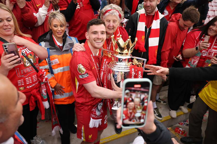 Robertson ovládol Premier League s Liverpoolom dvakrát. Robertson ovládol Premier League s Liverpoolom dvakrát.