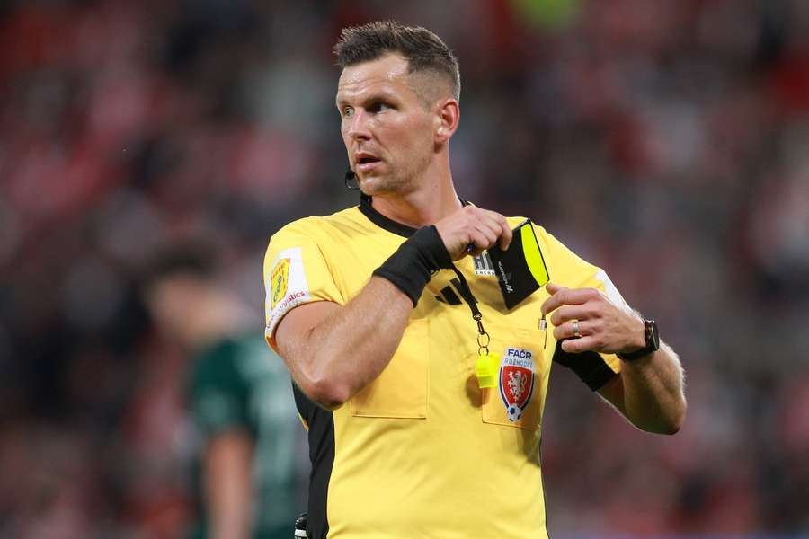 Rozhodčí Stanislav Volek.