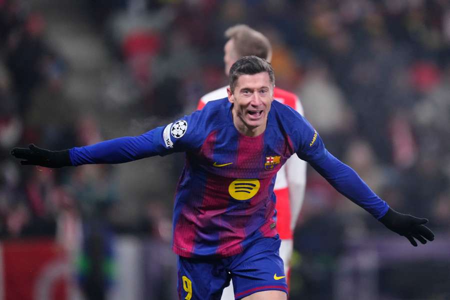 Lewandowski si dal vlastní gól, později skóroval i do brány Slavie.