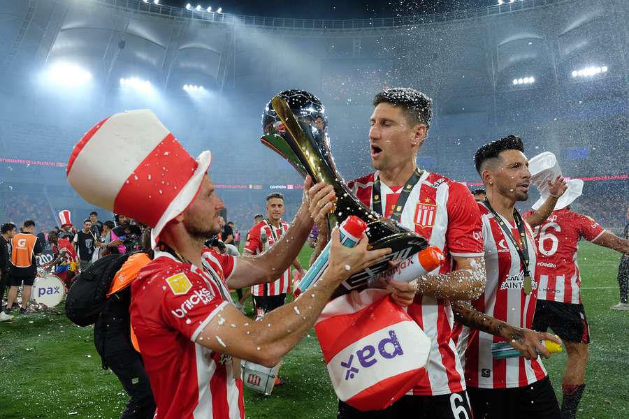 Estudiantes celebra su título
