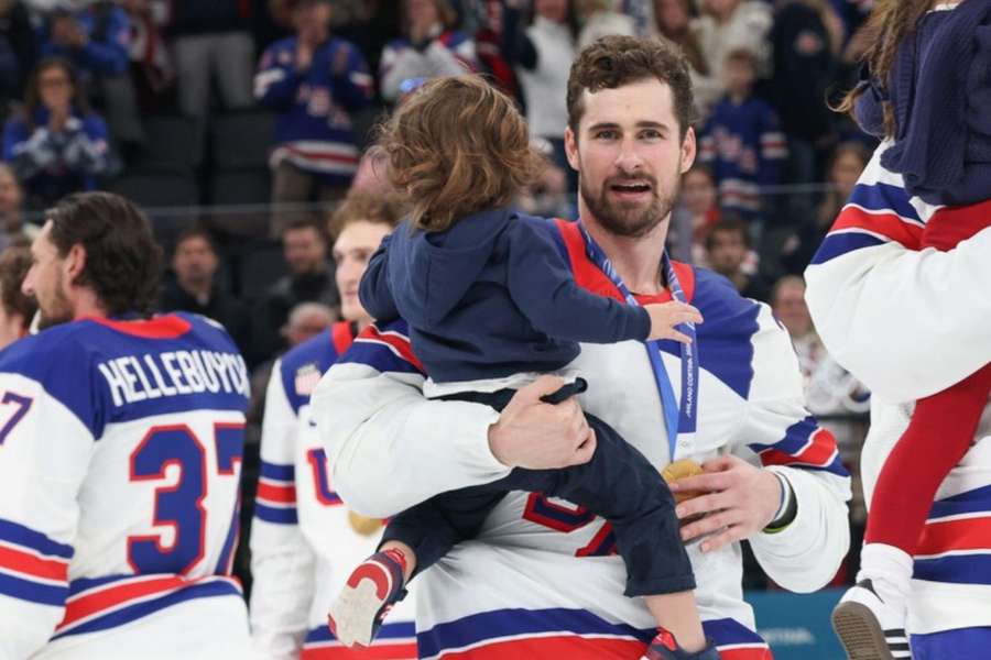 Dylan Larkin následuje Hellebuycka, také začal stávkovat a chce si vynutit výměnu. Dylan Larkin následuje Hellebuycka, také začal stávkovat a chce si vynutit výměnu.