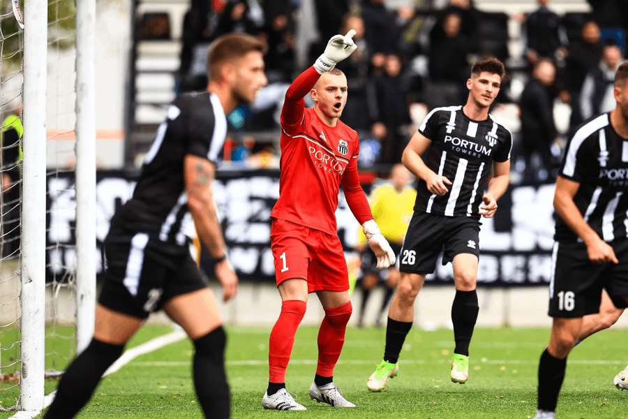 Jeden do správnej, druhý do vlastnej brány. Petržalka mohla zimovať v prvej osmičke tabuľky.