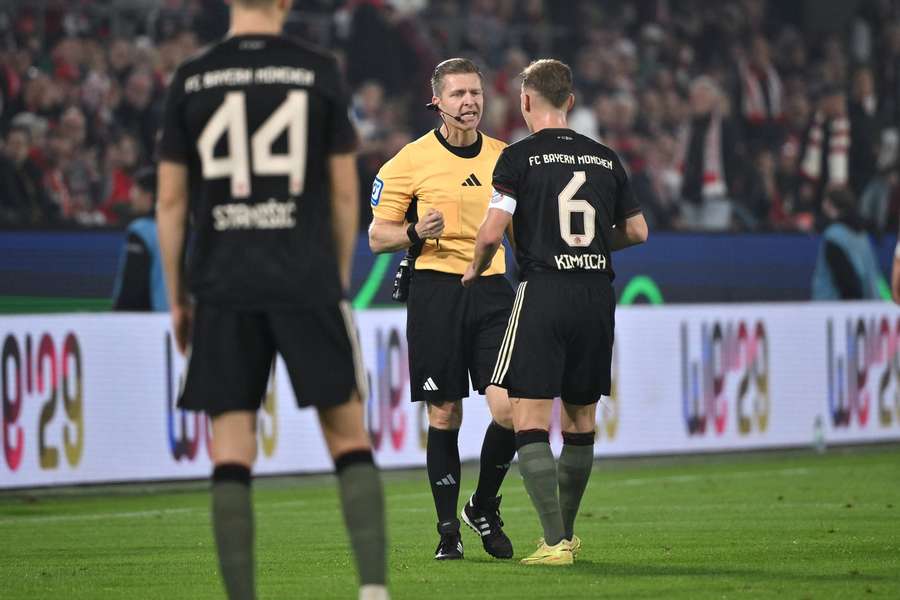 Schiedsrichter Tobias Welz hatte bei der Partie zwischen Köln und Bayern keine VAR-Unterstützung. Schiedsrichter Tobias Welz hatte bei der Partie zwischen Köln und Bayern keine VAR-Unterstützung.