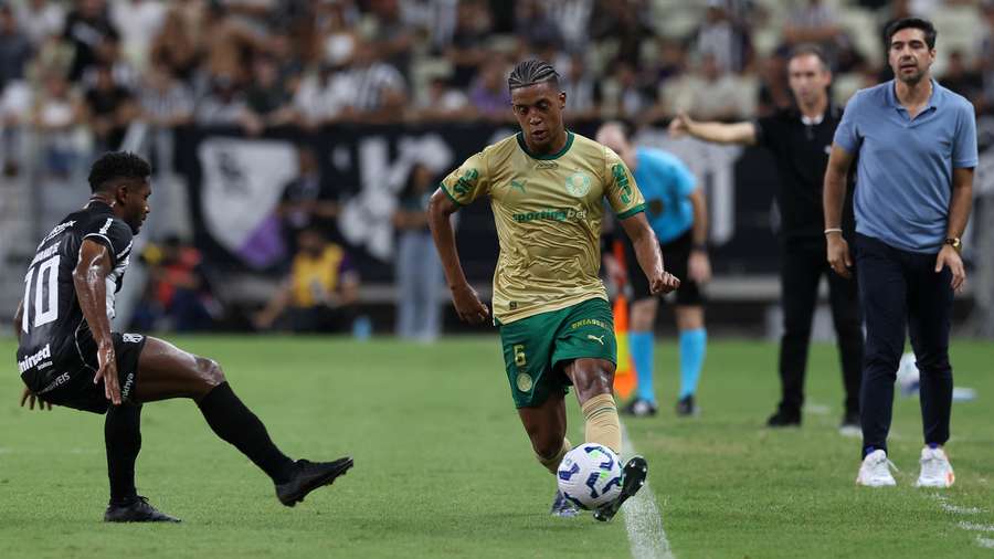 Abel observa lance da vitória palmeirense no Castelão