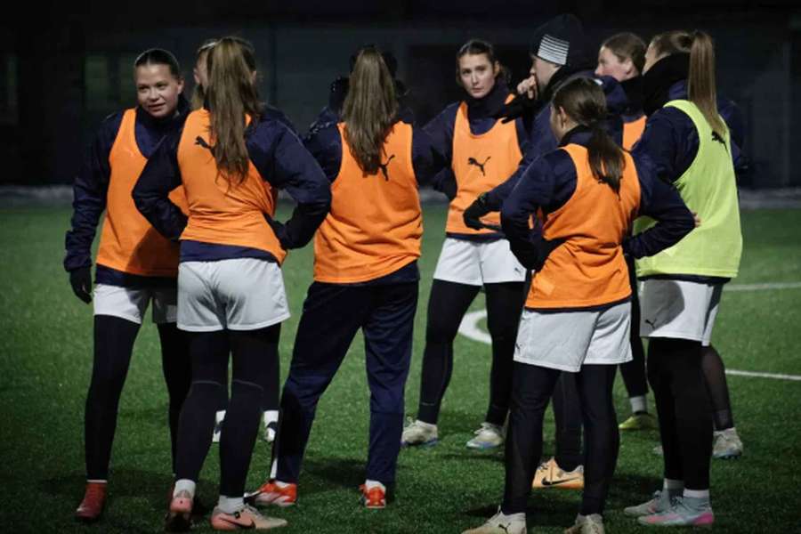 Trenér fotbalisté Slovácka si čtyři natáček hráčky v šatně a sprchách. (ilustrační foto)