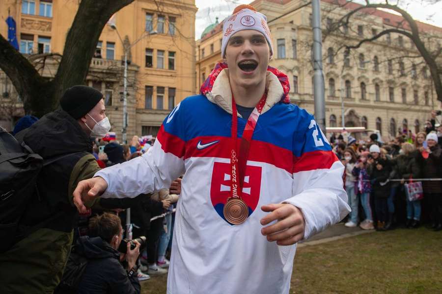 Na olympijských hrách sa opäť predstavia najlepší hokejisti sveta. Na snímke Juraj Slafkovský s pekingským bronzom.