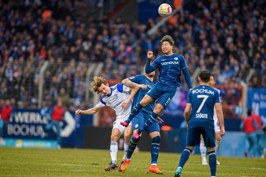 Schalke gibt Rote Laterne an Bochum ab