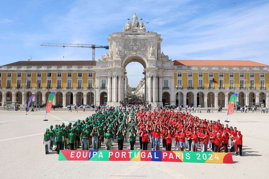 Formação do logótipo humano que incluiu o coração dos portugueses a bater pela Equipa Portugal