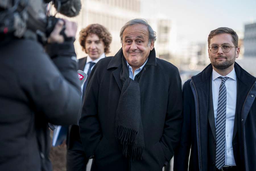 Platini durante chegada ao Tribunal em Muttenz, no noroeste da Suíça