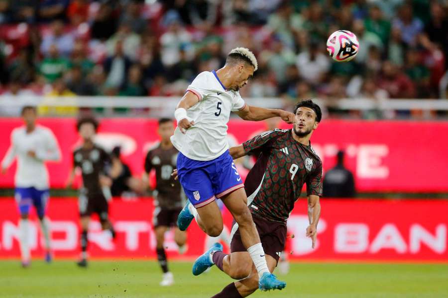 Koledzy z drużyny Fulham, Robinson i Jimenez, walczą o piłkę