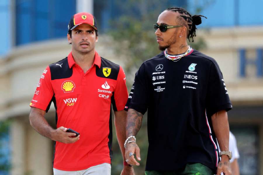 Sainza vo Ferrari nahradí Hamilton.
