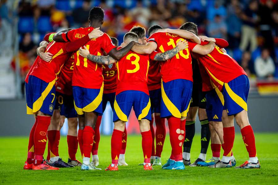 Atual campeã, a Espanha encara a Holanda por vaga na semi