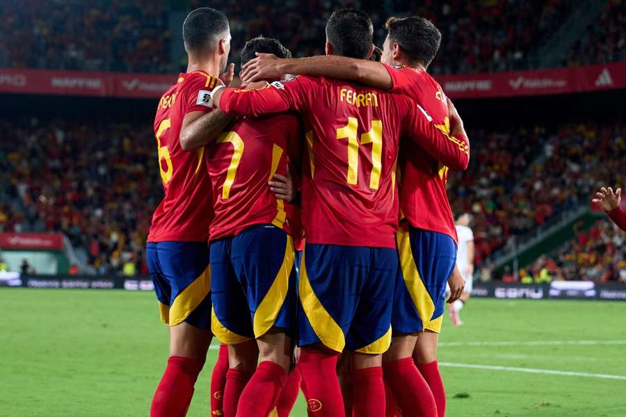Los jugadores de España celebran el gol de Yeremy Pino