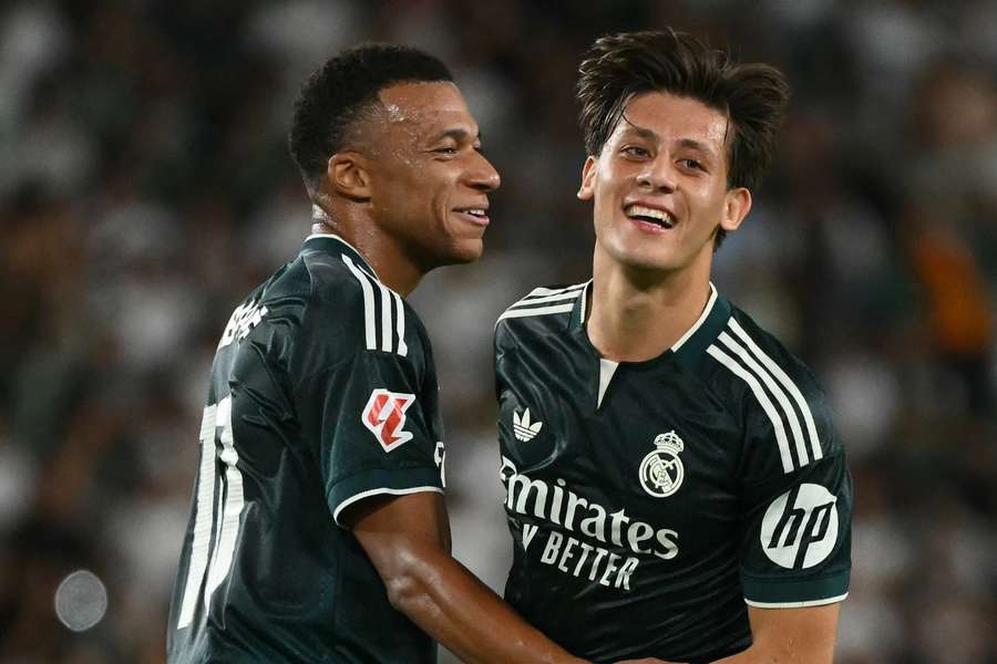 Real Madrid vence e cola no Barcelona
