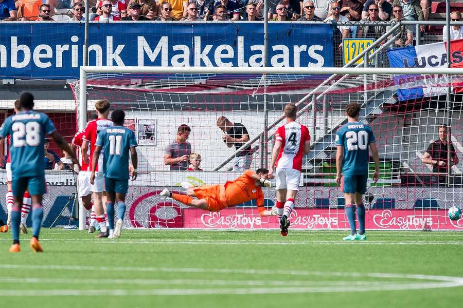 Goalgetter Danilo Pereira van Feyenoord (niet zichtbaar) geeft de Emmen-goalie het nakijken met de 1-2