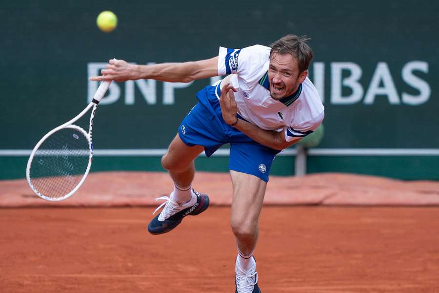 Medvedev struggles when not on his favoured hard-court surface