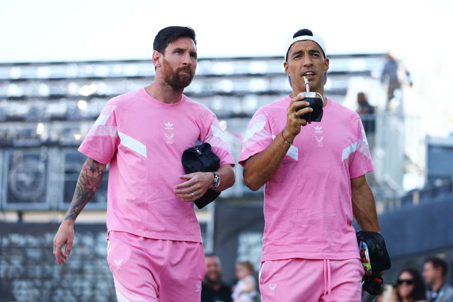 Messi y Suárez, antes de un partido.