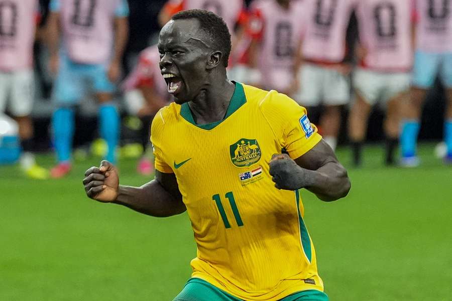 Awer Mabil se vrací do Austrálie. Awer Mabil se vrací do Austrálie.
