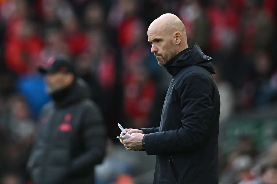 Erik ten Hag prenant des notes lors du match contre Liverpool.