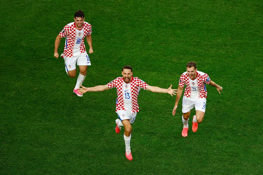 Nikola Vlasic (m.) erzielte das Siegtor für Kroatien