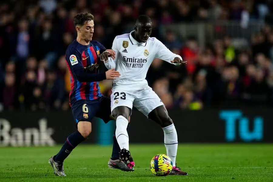 Ferland Mendy a proteger a bola de Gavi