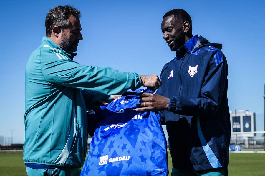 Bolasie recebe a camisa 11 do Cruzeiro