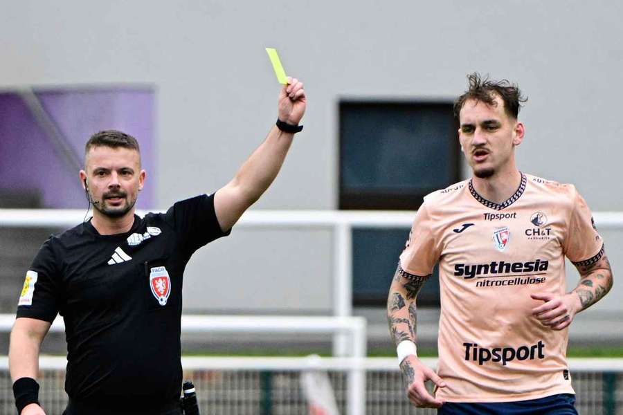 Vecheta měl vidět červenou kartu. Vecheta měl vidět červenou kartu.