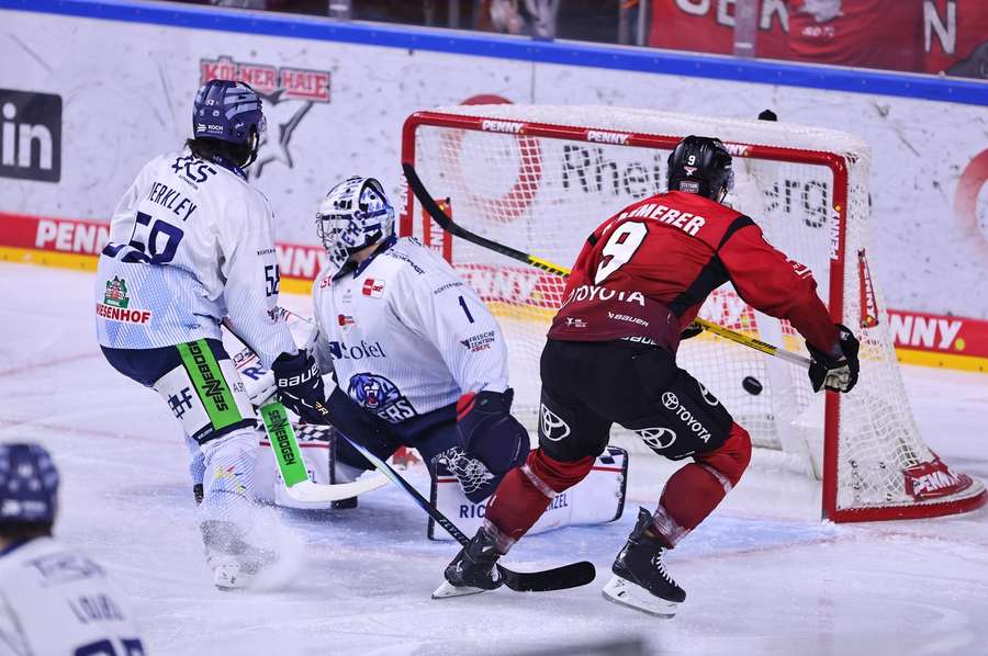 Maximilian Kammerer (r.) trifft zum 1:0 für die Haie