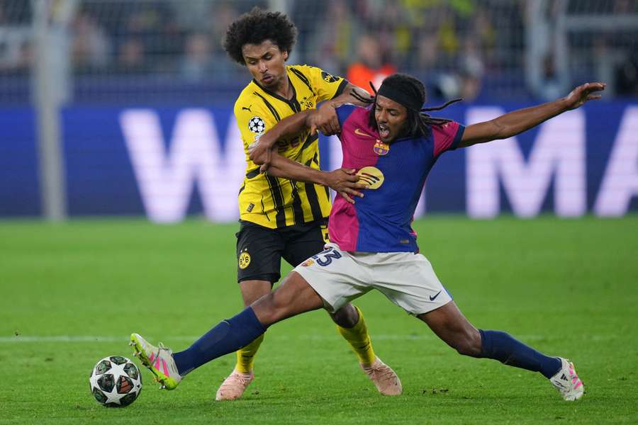 Koundé, en una acción del partido en Dortmund