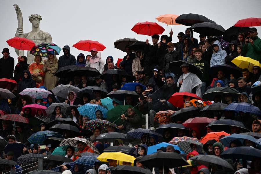 Viele Regenschirme auf den Rängen in Rom